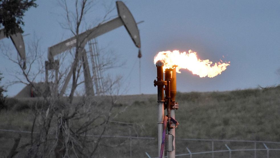 Eine Fackel zur Verbrennung von Methan aus der Ölförderung. Das Treibhausgas entsteht unter anderem in der Öl-, Gas- und Kohleindustrie. Foto: Matthew Brown/AP/dpa