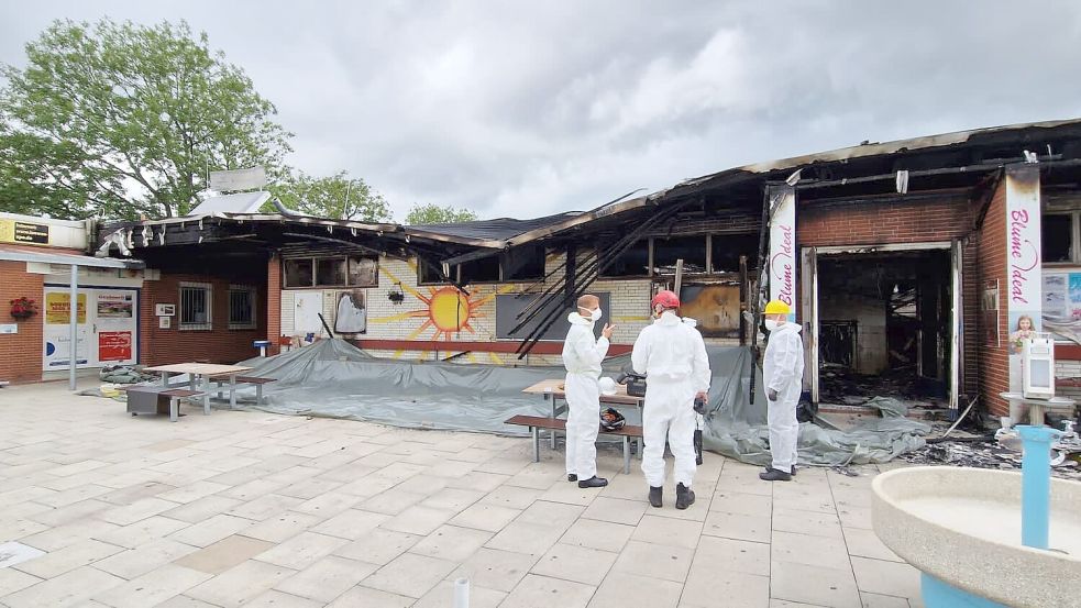 Nach dem verheerenden Brand im Van-Ameren-Bad am 11. Juli 2023 untersuchten Brandermittler der Polizei und der Sachverständige Harald Eden den Gebäudetrakt. Foto: Archiv