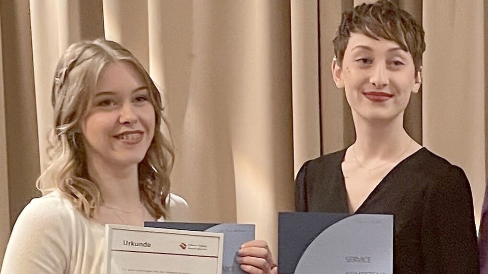 Machen gekonnt die Haare schön: Lea-Marie Hedemann und Dorine Ballin. Foto: privat