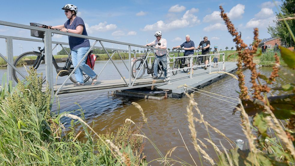 Alle zwei Jahre gibt es bei der Fahrradrallye „Van Dörp to Dörp“ eine Überquerungsmöglichkeit mit einem Ponton. Daraus soll eine feste Kurbelfähre werden. Foto: Ortgies/Archiv