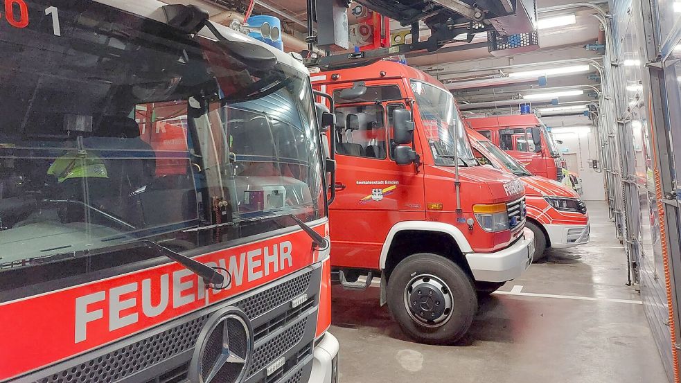 Die Hauptberufliche Wachbereitschaft der Feuerwehr in Emden musste am Mittwochmorgen zeitgleich zu zwei Einsätzen ausrücken. Es war viel Alarm zu hören. Foto: Hanssen/Archiv