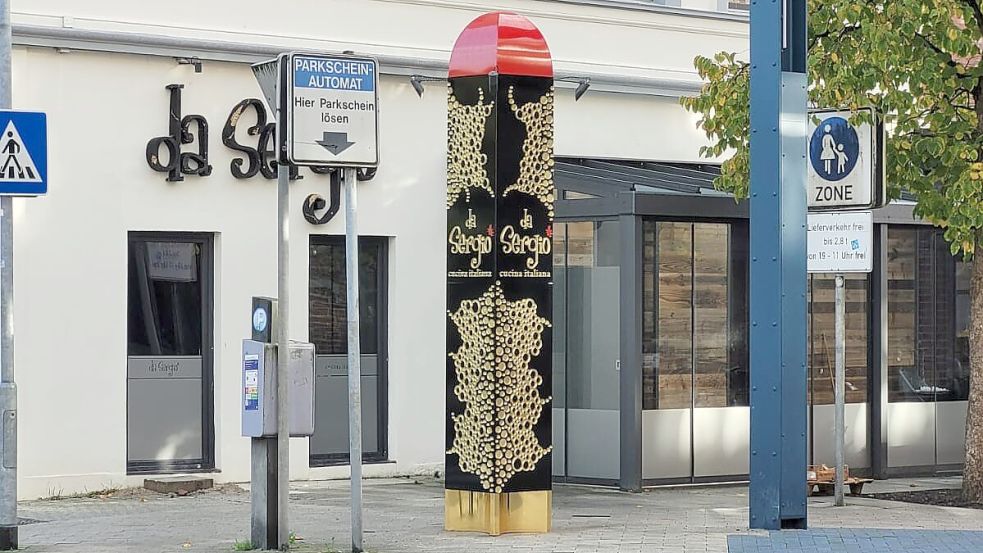 Da stand sie noch: Die Werbesäule vor dem Restaurant da Sergio in Wilhelmshaven ist mittlerweile wieder abgebaut worden. Foto: Spielmann