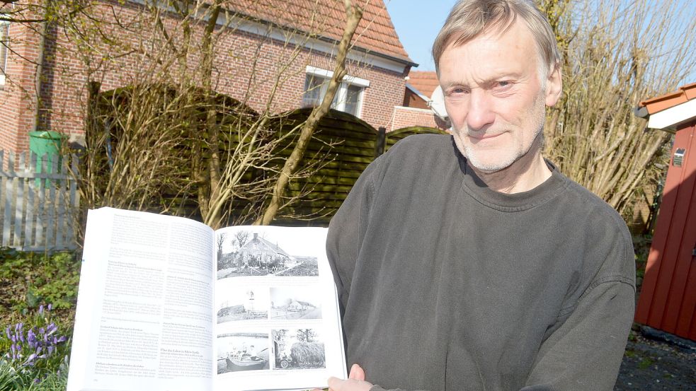 Der Rhauderfehner Autor Heinz J. Giermanns hält den ersten Teil seiner neuen Bücherreihe in der Hand. Foto: Weers