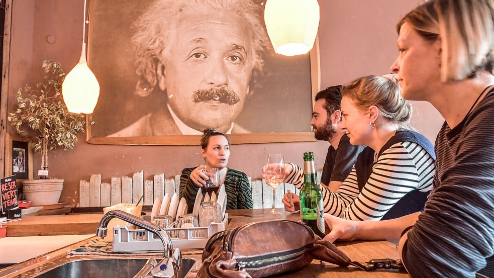 Klönen unter dem wachen Blick des Namensgebers: Albert Einstein streckt hier niemandem die Zunge raus. Foto: Ortgies