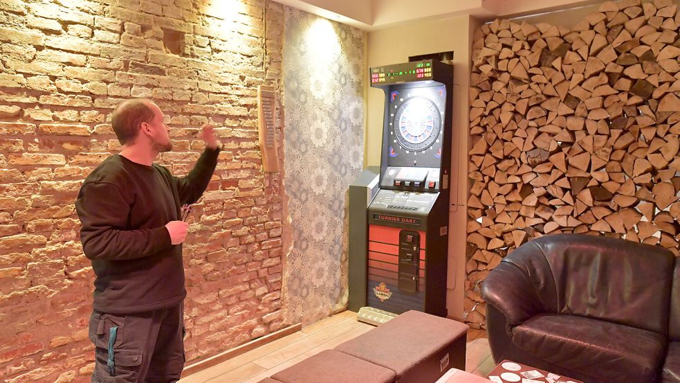 Darten im Wohnzimmer des Café Einstein. Foto: Ortgies