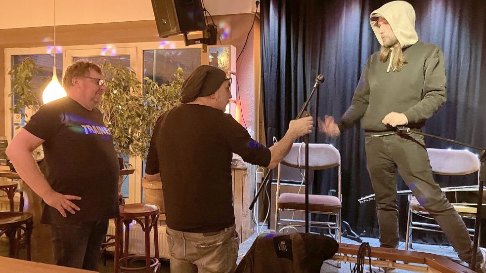 Soundcheck: Heiko Röppke als gute Seele des Lokals unterstützt die Musiker Jan Gohds und Tim Gressler. Foto: Schuurman
