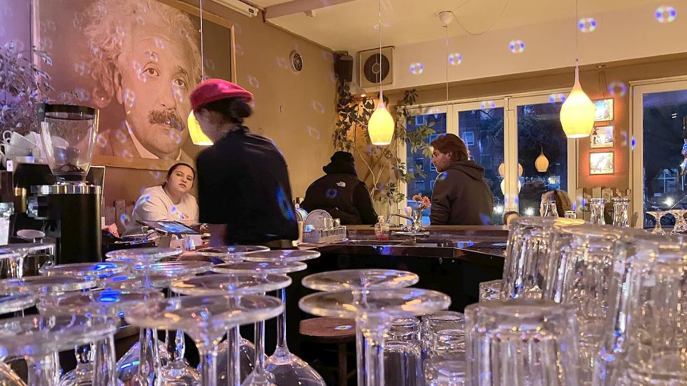 Raumeinnehmend und urgemütlich: der Tresenbereich. Foto: Schuurman
