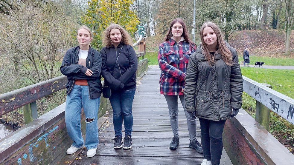 Andrea Bley (von links), Silvana Weiland, Anastasia Kruse und Emilia Hinz leben in Barenburg. Der Wall im Hintergrund ist einer von Anastasias Lieblingsplätzen. Fotos: Hanssen