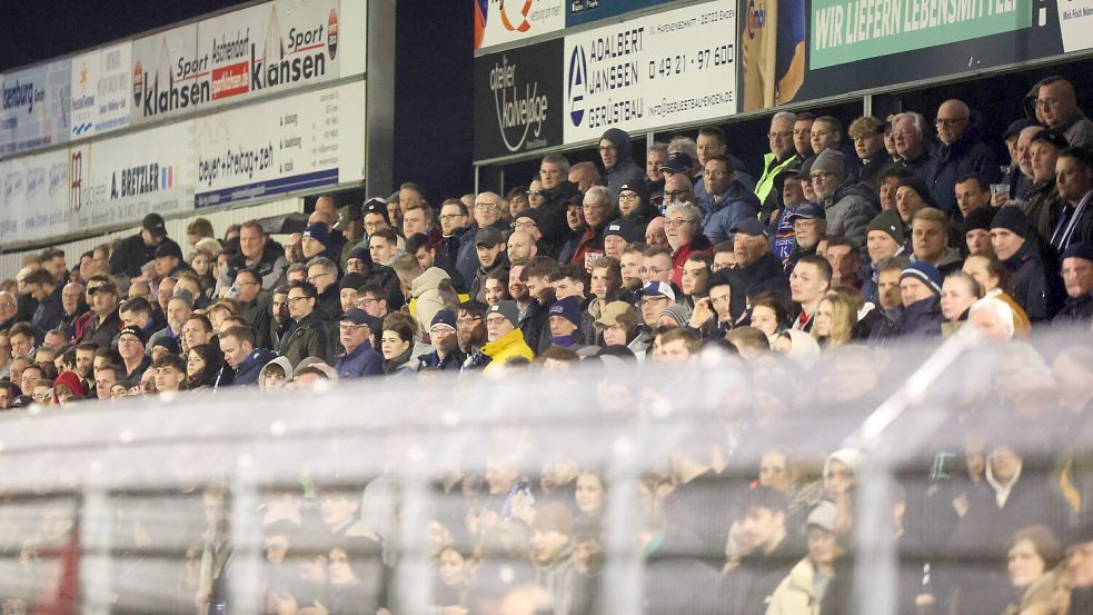 Auch die unüberdachte Gegentribüne des Ostfriesland-Stadions war am Mittwoch gutgefüllt. Es war die größte Kulisse seit einigen Jahren in Emden.