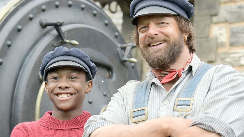 So kennt man sie aus dem Kinofilm: Die Schauspieler Solomon Gordon (l) und Henning Baum bei Dreharbeiten von „Jim Knopf und die Wilde 13“. Foto: picture-alliance/dpa