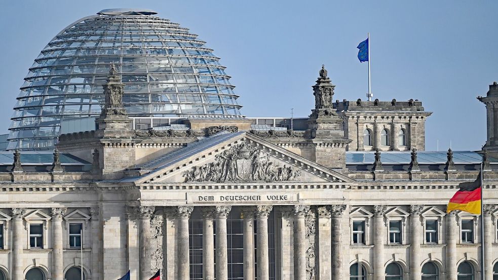 Blick vom Bundeskanzleramt auf die Kuppel von dem Reichstagsgebäude mit dem Bundestag. Der Bundestag hat das Digitale-Dienste-Gesetz beschlossen. Foto: Philipp Znidar/dpa