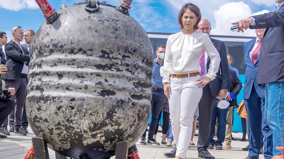 Außenministerin Annalena Baerbock (Grüne) vor einer in der Nordsee geborgenen Wassermine (Seemine) aus dem Ersten Weltkrieg. Das Bild entstand beim Fraunhofer-Institut für Graphische Datenverarbeitung in Rostock. Foto: Büttner/dpa