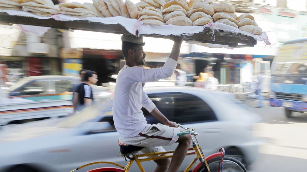 Während des Fastenmonats Ramadan wird ab dem Morgengrauen nichts mehr gegessen und getrunken. Verkehrsteilnehmer mit Dehydrierung und niedrigen Blutzuckerspiegel sind die Folge. Foto: dpa/AP/Amr Nabil