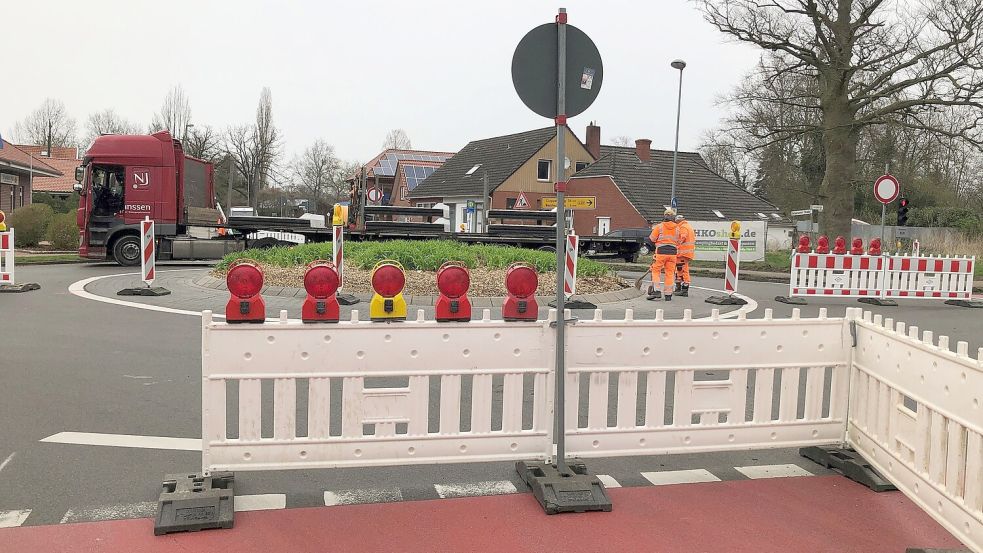 Der Kreisel in Collinghorst ist halbseitig gesperrt worden. Eine Ampel regelt jetzt den Verkehr. Foto: Ammermann