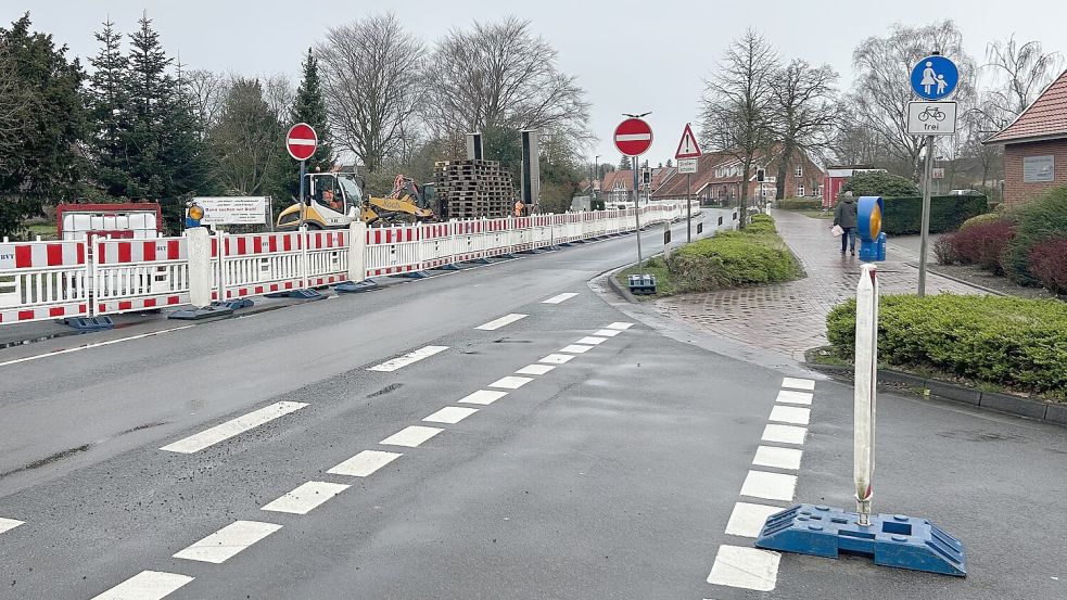Durchfahrt verboten: Autos dürfen aktuell von Leer in Richtung Aurich nicht durch Hesel. Foto: Heinig