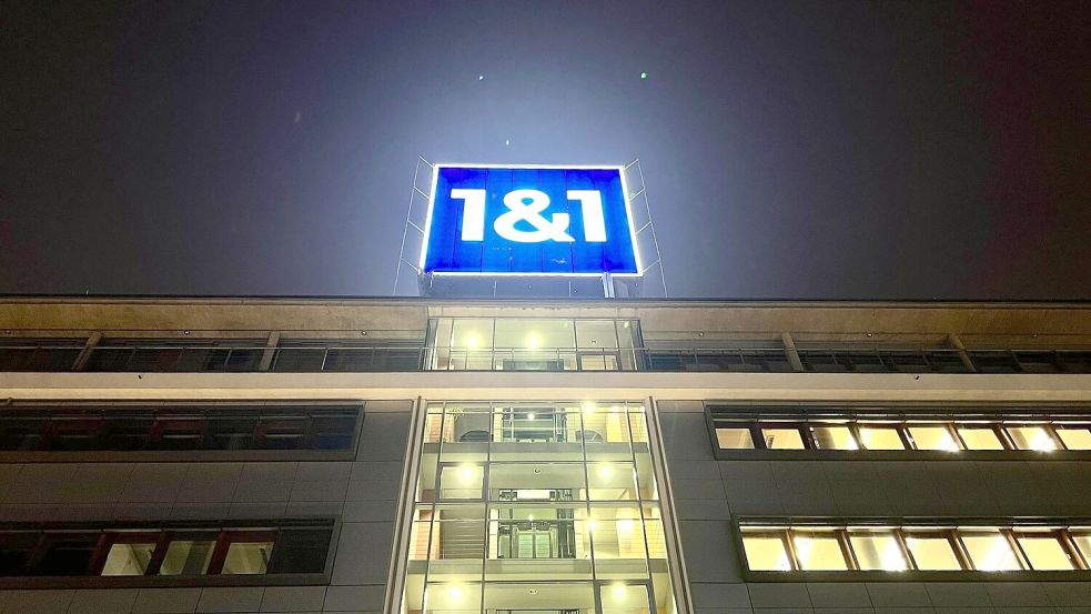 Das Logo von 1&1 ist auf dem Dach der Firmenzentrale installiert. Foto: Wolf von Dewitz/dpa