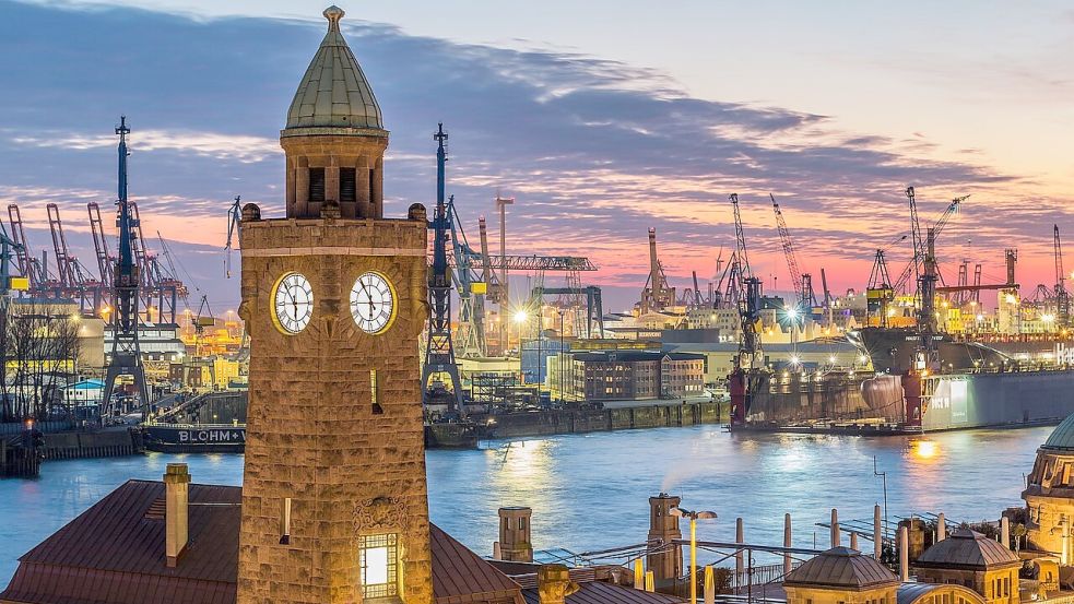 Die Städte Hamburg (siehe Foto) und Emden sind uneins darüber, wo eine Familie gelebt hat, die seit 2015/16 einen Anspruch auf Leistungen hatte. Symbolfoto: Pixabay