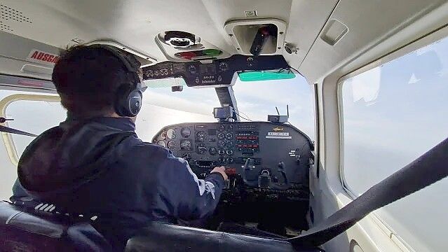 Sie sind Norddeichs luftige Verbindung zu den Ostfriesischen Inseln. Die „Inselflieger“ der Frisia. Foto: Hock