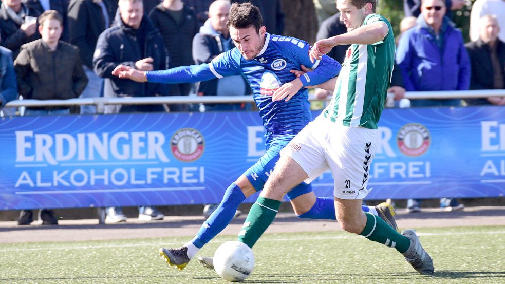 Julian Bennert (blaues Trikot) spielt seit 2014 für den SSV Jeddeloh. Archivfoto: Rahn