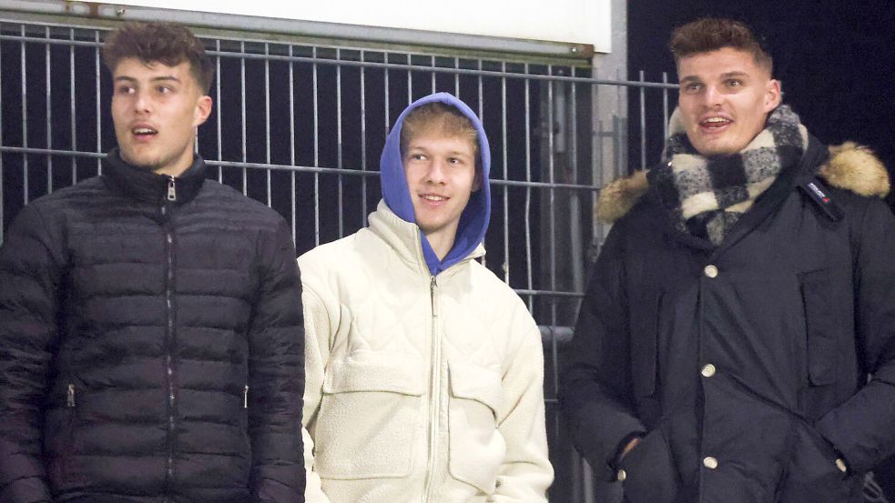 Auch Marek Janssen (rechts), Luca Prasse (Mitte) und Niclas Wessels waren am Mittwochabend im Ostfrieslandstadion. Foto: Doden/Emden