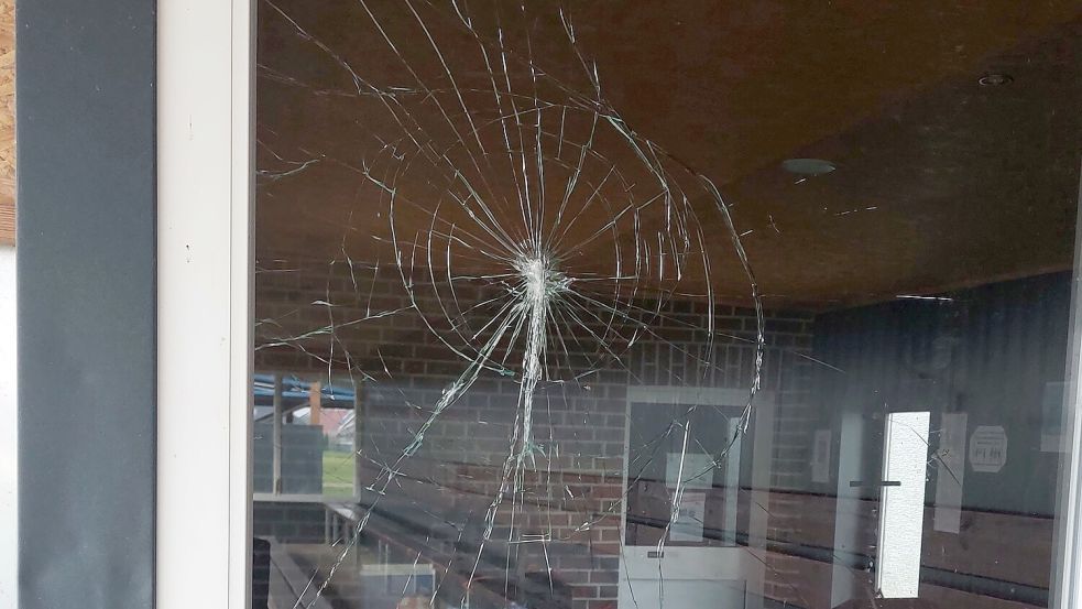 Am Vereinsheim des TSV Ostrhauderfehn ist im Februar 2024 zum wiederholten Mal eine Scheibe beschädigt worden. Foto: Bunger