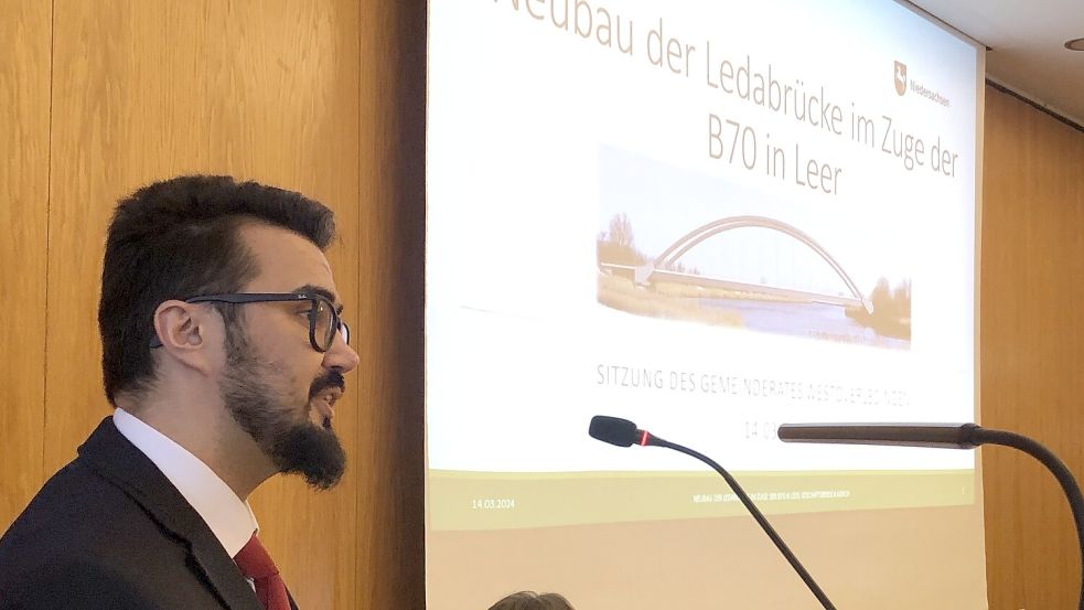 Yasin Kilic, stellvertretender Leiter der Landesbehörde für Straßenbau in Aurich, stellte den Mitgliedern des Rates der Gemeinde die Pläne für den Neubau der Ledabrücke vor. Foto: Ammermann