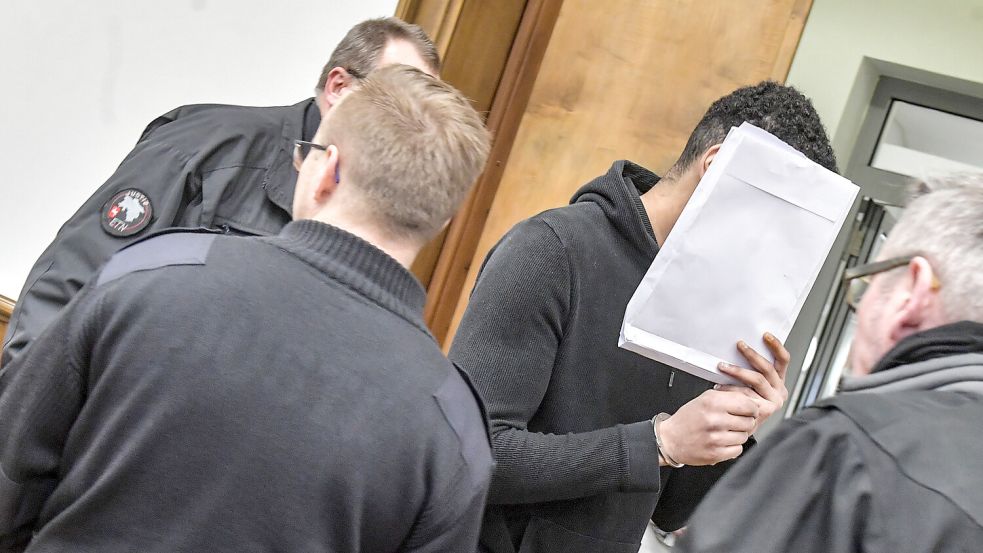 Zwei der Angeklagten werden bei der Verhandlung in Handschellen eingeführt. Sie sind seit September 2023 in Haft. Das Foto ist beim Prozessauftakt am 27. Februar 2024 entstanden. Foto: Ortgies/Archiv