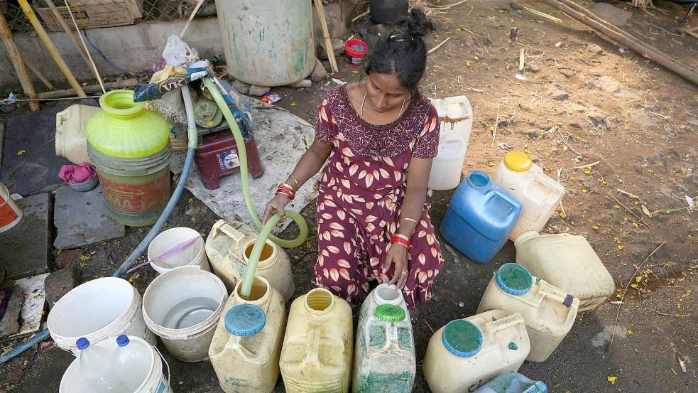 Der Zugang zu sauberem Trinkwasser ist in vielen Gegenden der Welt keine Selbstverständlichkeit. Die Klimakrise verstärkt das Problem zusätzlich. Foto: Mahesh Kumar A./AP/dpa
