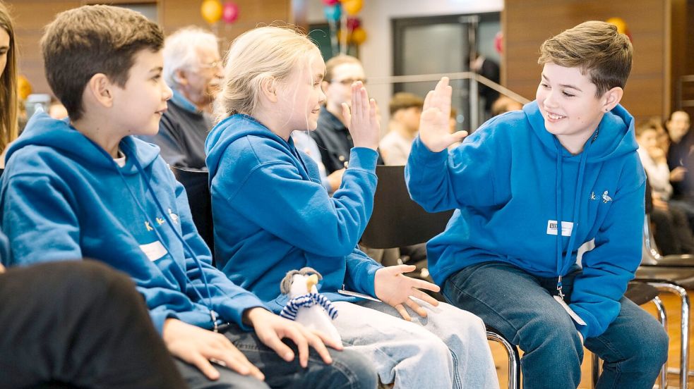 Der Moment, in dem Fabian, Imme und Roman (von links) klar wird, dass ihre Schülerzeitung gerade den ersten Platz abgeräumt hat. Foto: Victor Hedwig/JPN