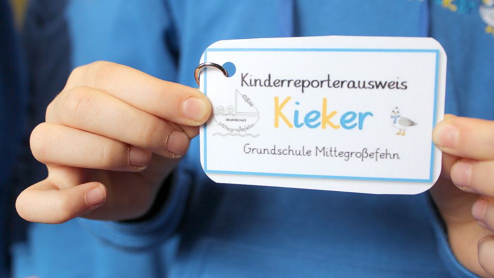 Der Kinderreporterausweis öffnet in Großefehn jede Tür. Foto: Terhorst