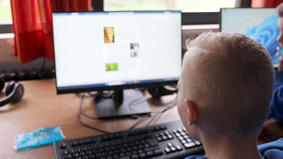 Im schuleigenen Computerraum wird aus den Ideen der Kinder nach und nach eine Zeitung. Foto: Terhorst