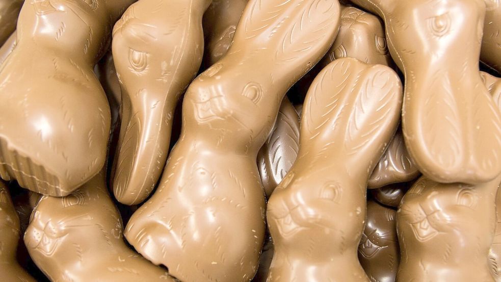 Schokoladen-Hasen liegen in einer Box - bereit, an Ostern versteckt zu werden. Foto: Lino Mirgeler/dpa