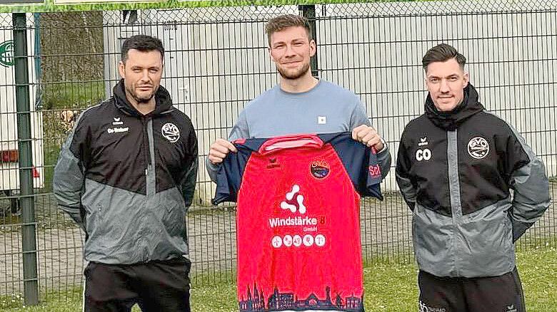 Das Trainerteam von GVO Oldenburg (links Tony Petermann, rechts André Geiken) präsentiert Eike Schmidt (Mitte) als ersten Neuzugang für die neue Saison. Foto: GVO Oldenburg