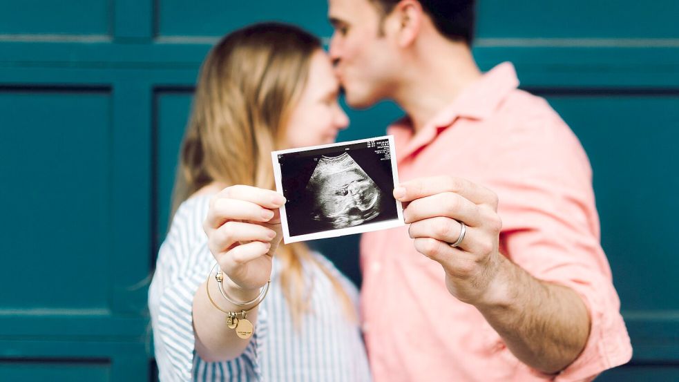 Manche Paare können sich ihren Kinderwunsch nur mittels reproduktionsmedizinischer Hilfe erfüllen. Foto: Unsplash/Kelly Sikkema