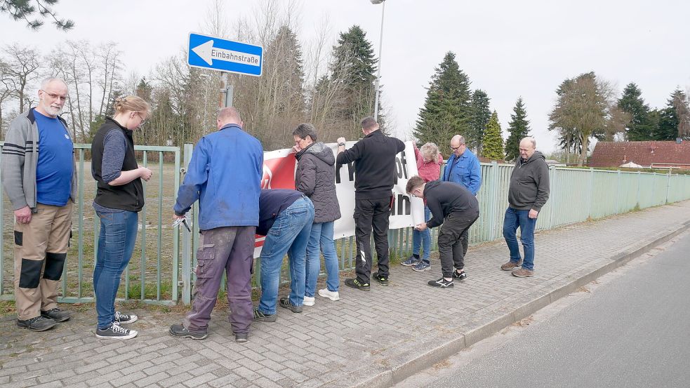 Am Mittwoch, 20. März 2024, wurde das Banner an der 1. Südwieke wieder eingerollt. Einen Monat zuvor war es dort aufgehängt worden. Foto: Kruse