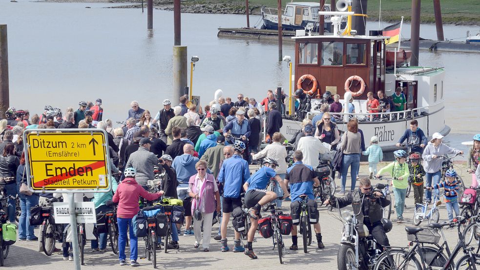 Während der Sommersaison und an Feiertagen wie dem Himmelfahrtstag nutzen zahlreiche Ausflügler die Fährverbindung über die Ems zwischen Petkum und Ditzum. Die Fähre verzeichnete in der Saison 2023/2024 knapp 55.000 Fahrgäste. Foto: Archiv