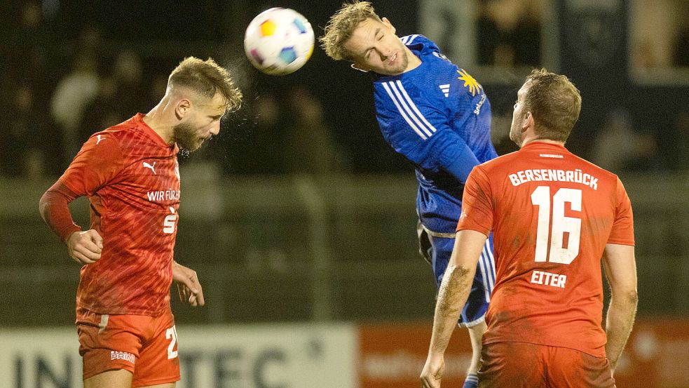 Nach dem Matsch-Spektakel im November in Emden erlebte der TuS Bersenbrück (rote Trikots) erneut ein dramatisches Fußballduell. Foto: Doden