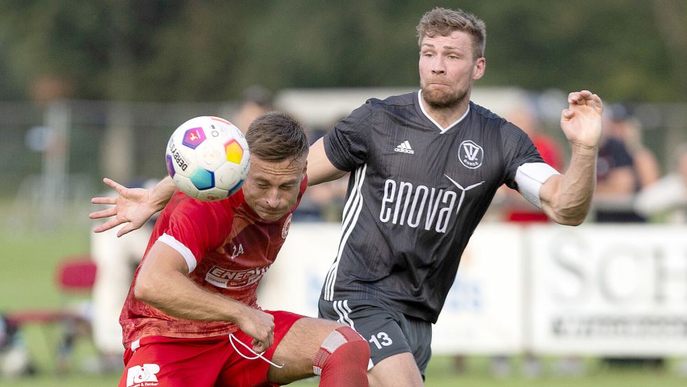 Eike Schmidt (rechts) ist seit Jahren der erfolgreichste Torjäger der ostfriesischen Bezirksliga. Foto: Doden, Emden