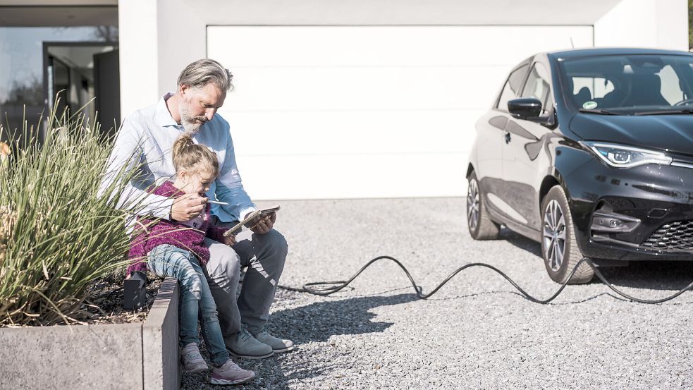 Elektroautos könnten künftig ganze Nachbarschaften mit Strom versorgen. Wir erklären, wie. Foto: IMAGO/Westend61