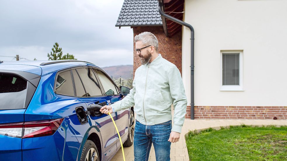 Den eigenen Hausstrom aus dem Akku seines Elektroautos beziehen? Das könnte bald für die breite Masse praktikabel werden. Aber hält die Batterie die vielen Ladezyklen aus? Foto: imago-images/HalfPoint Images