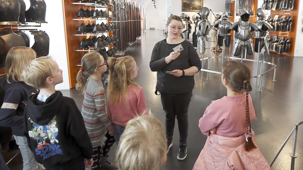 Evelina Peuser-Broeker (Mitte) führt die Kindergruppe auf der Suche nach dem nächsten Osterei durch die Rüstkammer vom Landesmuseum Emden. Foto: Doden