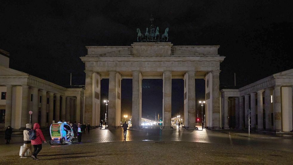 Berlin beteiligt sich an der weltweiten Aktion „Earth Hour“ und schaltet das Licht am Brandenburger Tor aus. Foto: Joerg Carstensen/dpa