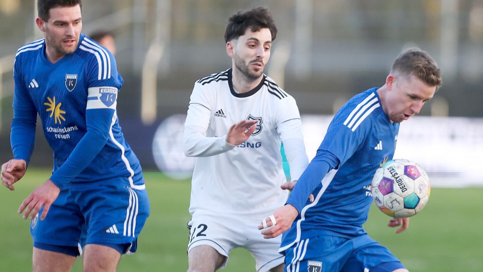 Tobias Steffen (rechts) brachte Kickers Emden gegen Eilvese in Führung. Foto: Doden, Emden