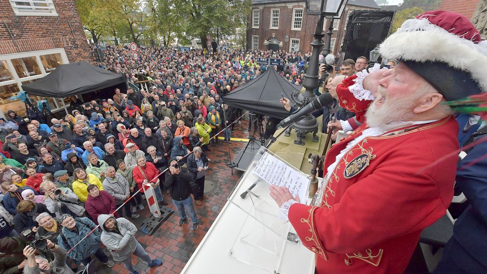 Towncrier Trevor Heeks ist bei der Eröffnung des Gallimarkts – das Bild stammt aus dem Jahr 2023 – in seinem Element. Foto: Ortgies/Archiv