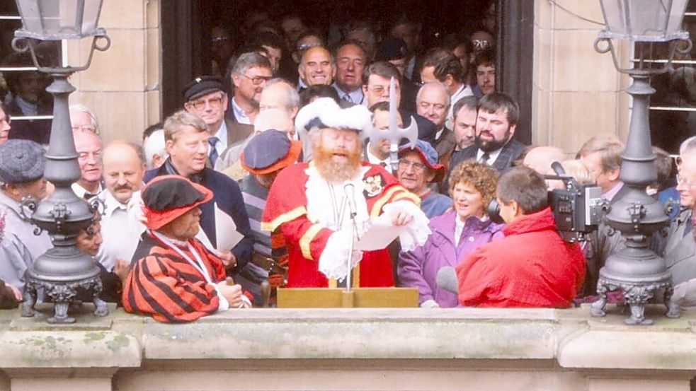 Trevor Heeks bei der Eröffnung des Gallimarktes im Jahr 1991. Foto: Stadtarchiv Leer