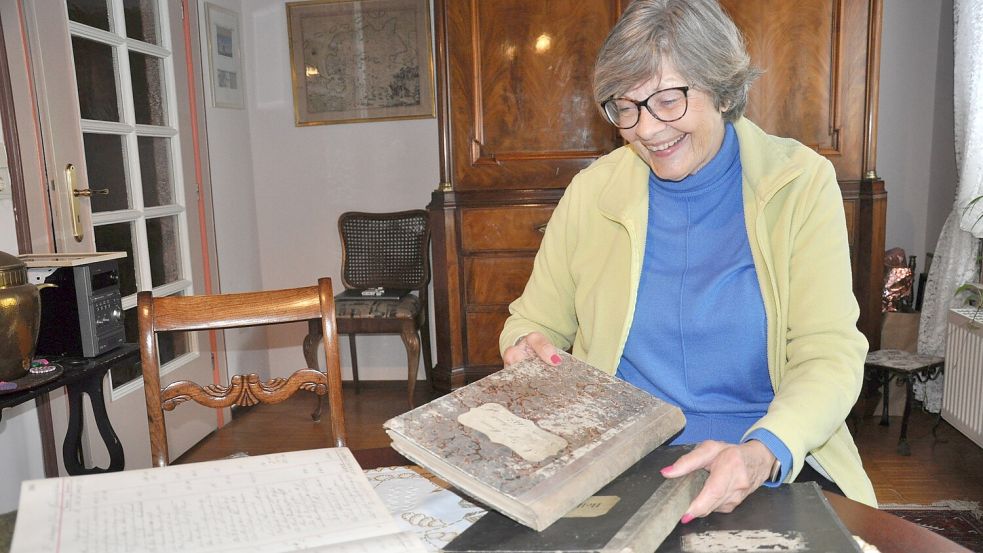 Kerstin Buss leitet das Fehnmuseum „Eiland“ in Westgroßefehn. Am Osterwochenende wird dort wieder die Fehntjer Tradition des Lünsens gepflegt. Foto: Archiv/Ullrich