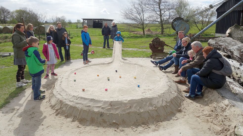 Seit 2010 treffen sich jedes Jahr Familien am Fehnmuseum „Eiland“ in Westgroßefehn zum Lünsen. Nacheinander werden die Eier über die Sandbahn mit Gefälle ins Rennen geschickt. Foto: Archiv Fehnmuseum „Eiland“ Westgroßefehn