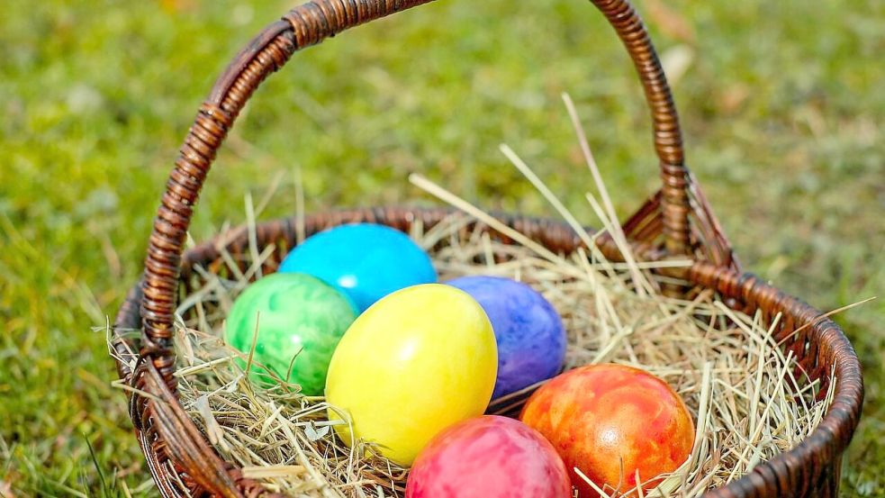 Mit einem Körbchen bunter Eier lässt sich trullen, bicken oder smieten. Foto: Pixabay