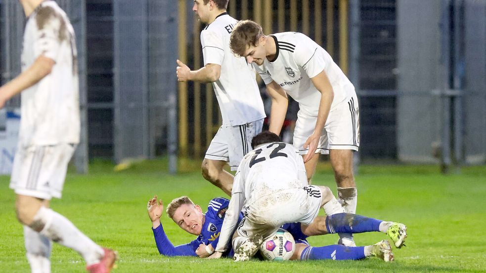 Zwischen Kickers (liegend Tobias Steffen) und Eilvese wurde hart um jeden Ball gekämpft.