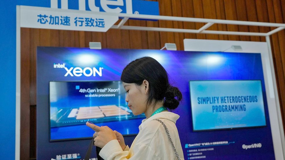Ein Intel-Stand in Peking wirbt während einer Messe für Xeon-Chips. Foto: Andy Wong/AP/dpa